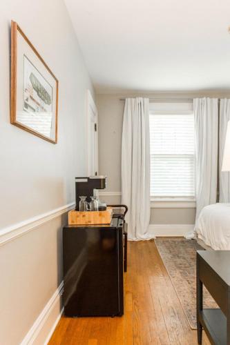 a bedroom with a bed and a table in a room at Kathryn Winstead at Southmoreland on the Plaza in Kansas City
