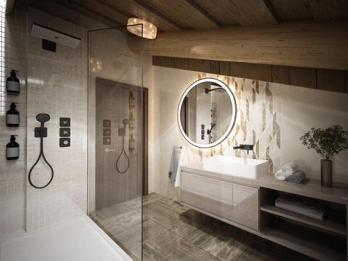 een badkamer met een douche, een wastafel en een spiegel bij Royal Chalet Donovaly in Donovaly