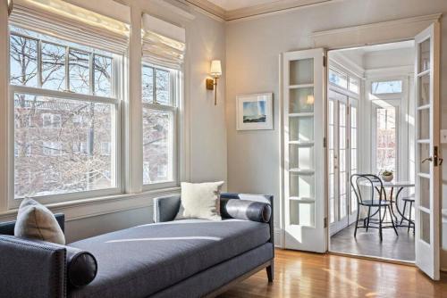 een woonkamer met een bank en een aantal ramen bij Kersey Coates at Southmoreland on the Plaza in Kansas City