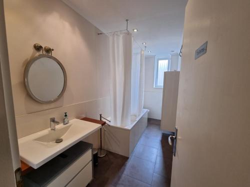 La salle de bains est pourvue d'un lavabo et d'un miroir. dans l'établissement Süße Marie, à Karlsruhe