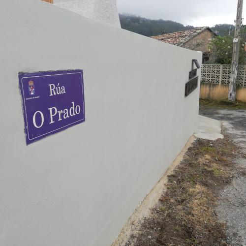 a sign on the side of a white wall at A CASIÑA DA EIRAVELLA in Hio