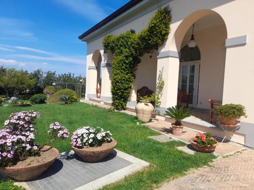 un patio con flores delante de una casa en Villa Ersilia, en Soverato Marina