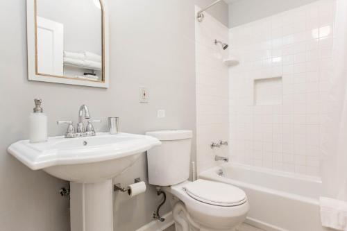 biała łazienka z toaletą i umywalką w obiekcie Mary Atkins at Southmoreland on the Plaza w mieście Kansas City