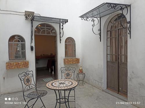 a patio with a table and chairs and a door at El Breve Espacio in Puebla