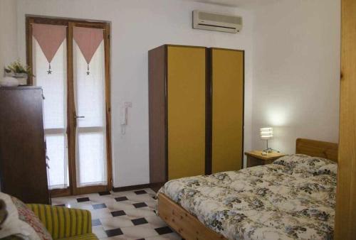 um quarto com uma cama e um armário amarelo em Bilocale Fronte Mare Sparaglione em Sassari
