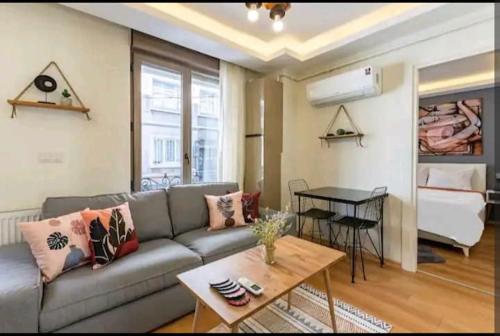 sala de estar con sofá y mesa en Seyir Residence, en Estambul