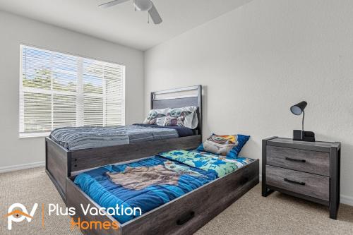 1 dormitorio con 2 camas y mesita de noche en 2222 Venettian Bay retreat- 3 bedroom full of amenities, en Kissimmee