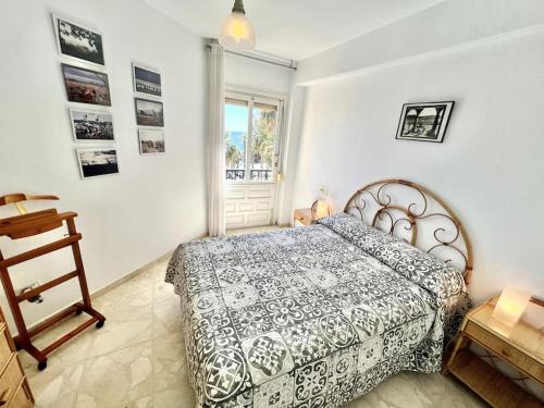 - une chambre avec un lit noir et blanc et une fenêtre dans l'établissement First Line Rosa Nautica Pool, à La Herradura