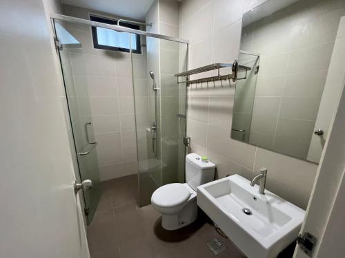 ein Bad mit einem WC, einem Waschbecken und einer Dusche in der Unterkunft Nice Podium View @Atlantis Melaka in Malakka