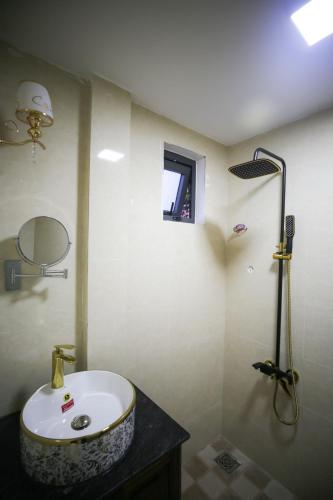 Ένα μπάνιο στο Ngọc Đông Phương Villa Home