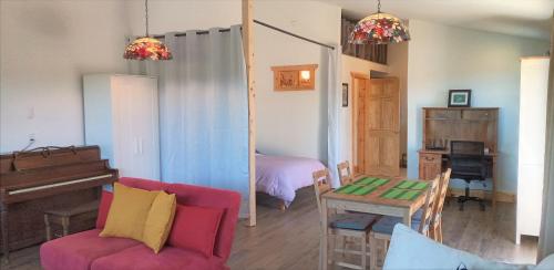 ein Wohnzimmer mit einem Klavier und einem Tisch in der Unterkunft Beautiful Home on Sunny Acreage in Lunenburg