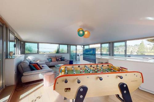 un salon avec une table de billard dans l'établissement Villa Les Bougainvilliers, à Sanary-sur-Mer