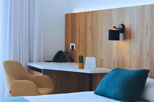 Una cama o camas en una habitación de Alfons Hotel
