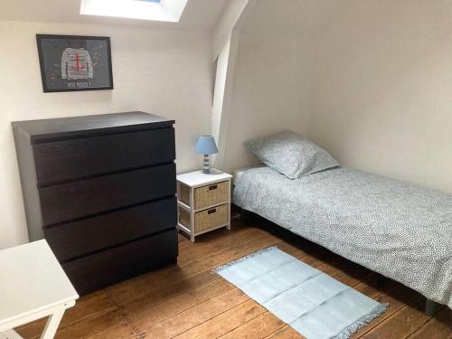 - une petite chambre avec un lit et une commode dans l'établissement Maison de pêcheur rénovée (new), à Ploubazlanec