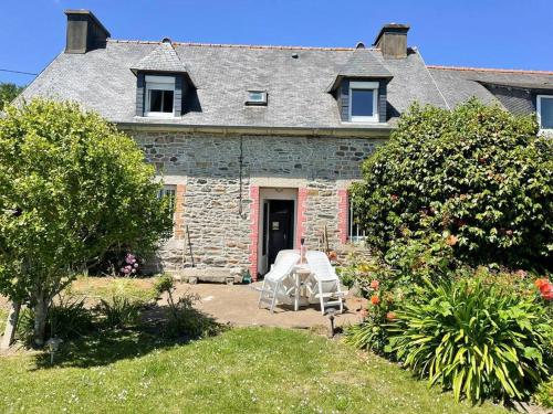 プルバスラネックにあるMaison de pêcheur rénovée (new)の庭にテーブルと椅子を配置した石造りの家