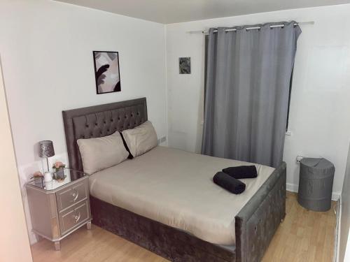 a small bedroom with a bed with a gray headboard at Apartment Central London in London