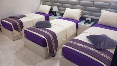 Postel nebo postele na pokoji v ubytování Beirut Hotel 1