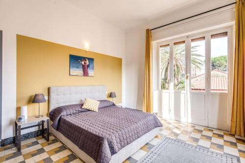 una camera con un letto e una grande finestra di AwesHomeItaly - Bay Windows Apartment a La Spezia