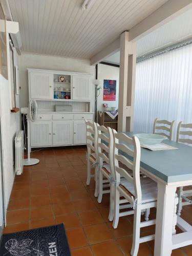 une cuisine et une salle à manger avec une table et des chaises dans l'établissement Résidence LA GRAND VOILE, à Sainte-Marie-la-Mer