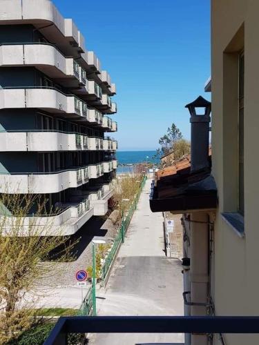 Aussicht vom Balkon eines Gebäudes in der Unterkunft Appartamento piazza Marciano' in Bellaria-Igea Marina