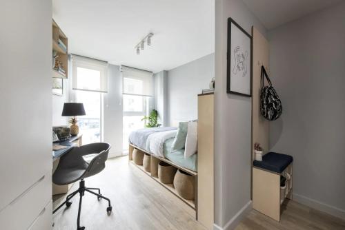 um quarto com uma cama, uma secretária e uma cadeira em Sleek Studios, Apartments and Private Bedrooms at Silk Mill close to Edinburgh Old Town em Edimburgo