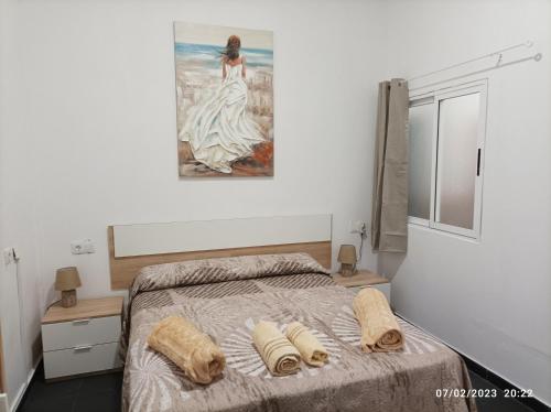 1 dormitorio con 1 cama con 2 almohadas en Casa La Isleta, playa Las Canteras, puerto y tranquilidad, en Las Palmas de Gran Canaria
