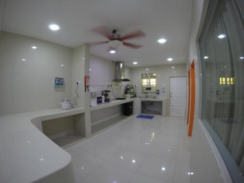 Una cocina o zona de cocina en CoCo Fun House Kemaman with Pool and Bathtub