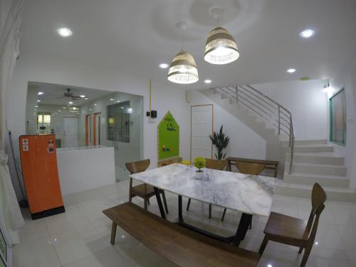 Imagen de la galería de CoCo Fun House Kemaman with Pool and Bathtub, en Kampong Gong Pauh