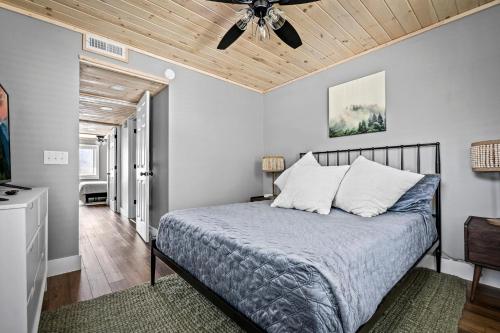 een slaapkamer met een bed en een plafondventilator bij Smoke of the Mountains in Gatlinburg