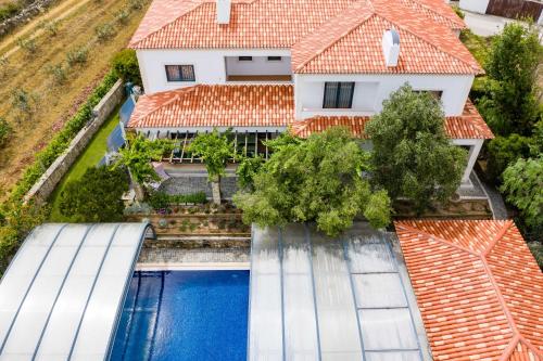 an aerial view of a house with a swimming pool at Villa Tojeira in Sintra