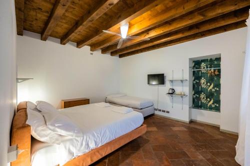 1 dormitorio con 1 cama y TV en Casa Viola, en Bérgamo