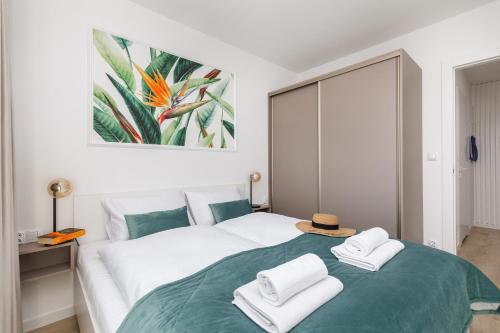 Ένα ή περισσότερα κρεβάτια σε δωμάτιο στο Seaside Apartamenty Bałtycka 22 Kołobrzeg, parking w cenie