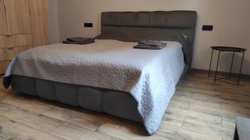 ein Bett mit einer Decke auf dem Zimmer in der Unterkunft Нові Loft Апартаменти 5 (центр-залізничний вокзал) in Iwano-Frankiwsk