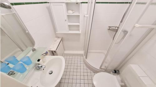 y baño pequeño con aseo y ducha. en Bonna's Ostsee Oase - Haus Baltic - Whg 180 - Inkl gratis WLAN und Saisonstrandkorb, en Grömitz