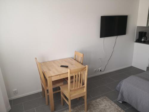 a small table and chairs in a room with a television at Levi Jaihki Apartments in Levi