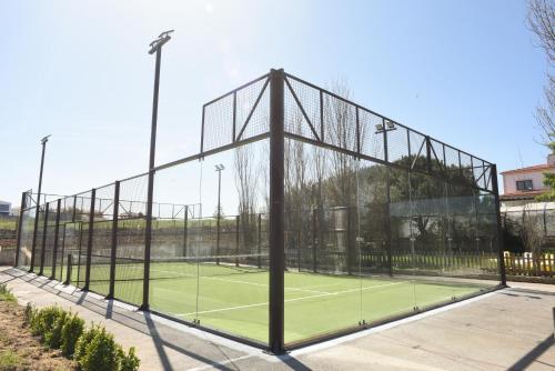 a tennis net on a tennis court at Villa Tojeira in Sintra