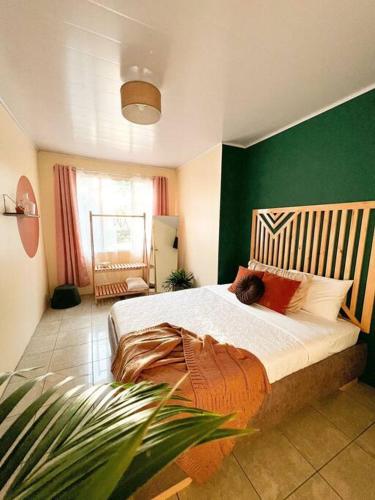 um quarto com uma cama grande e uma parede verde em Casa Boho em Quesada