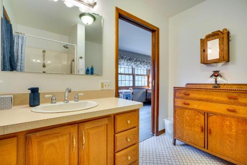 bagno con lavandino e grande specchio di Athens Vacation Rental - 6 Mi to Ohio University! ad Athens