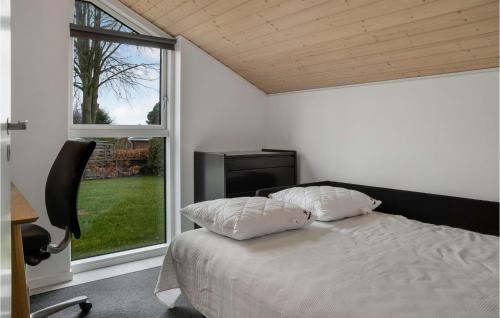 um quarto com uma cama, uma secretária e uma janela em Amazing Home In Stubbekbing With Wifi em Stubbekøbing