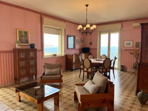 uma sala de estar com uma mesa e uma sala de jantar em Il tesoro di Fea em Giardini Naxos
