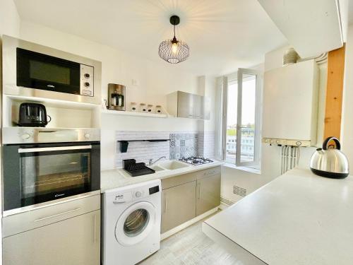 洛里昂的住宿－Centre Ville - Lumineux - Fibre internet Haut Débit - Route des plages，白色的厨房配有洗衣机和烘干机