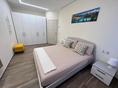 una camera con letto e sgabello giallo di Appartamento Monte a Ponte Caffaro