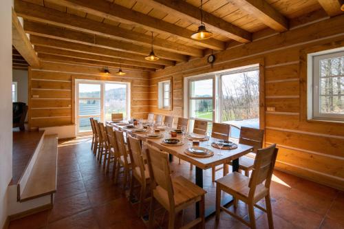 ein großes Esszimmer mit einem langen Tisch und Stühlen in der Unterkunft Chalupa u Bedrnů in Rybniště