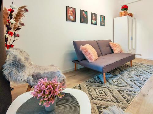 uma sala de estar com um sofá e uma mesa em 22 LOOP Apartment em Brasov