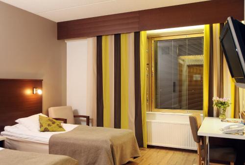 A bed or beds in a room at Hotel Kurikka