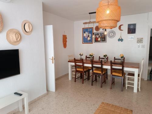 uma sala de jantar com mesa e cadeiras em Apartamento Esperanza El Palo - 112 m2 - 3 bedrooms - centrally located em Málaga