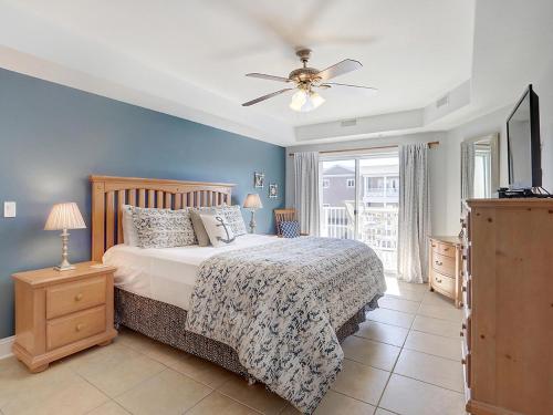 sypialnia z łóżkiem i wentylatorem sufitowym w obiekcie Beachside Colony w mieście Tybee Island