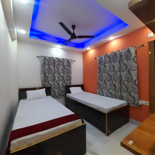 Katil atau katil-katil dalam bilik di Garden Guest House 250m from VFS Global & Rene Tower , acropolis mall
