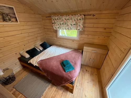 an overhead view of a bedroom in a log cabin at Domki letniskowe Wczasy jak Marzenie in Ruciane-Nida