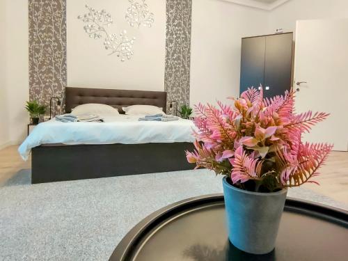 Una cama o camas en una habitación de 22 LOOP Apartment
